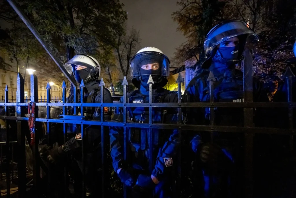 La policía se desplegó el viernes por la noche alrededor de la Corte Constitucional