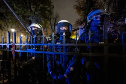 La policía se desplegó el viernes por la noche alrededor de la Corte Constitucional