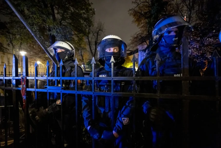 La policía se desplegó el viernes por la noche alrededor de la Corte Constitucional