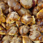 Semitas de requesón con piloncillo, amargosas de ajonjolí y azúcar, cuernos, muñecos, muñecas y panes con calaveras comenzaron a salir de los hornos.