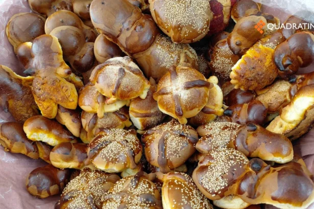 Semitas de requesón con piloncillo, amargosas de ajonjolí y azúcar, cuernos, muñecos, muñecas y panes con calaveras comenzaron a salir de los hornos.