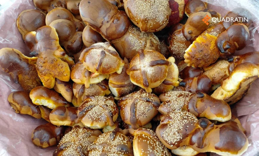 Semitas de requesón con piloncillo, amargosas de ajonjolí y azúcar, cuernos, muñecos, muñecas y panes con calaveras comenzaron a salir de los hornos.