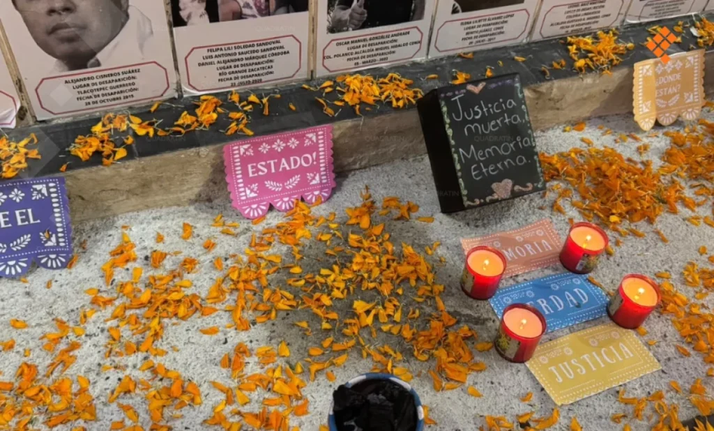 Las madres y familiares colocaron fotografías, flores y mensajes para exigir justicia por las desapariciones.