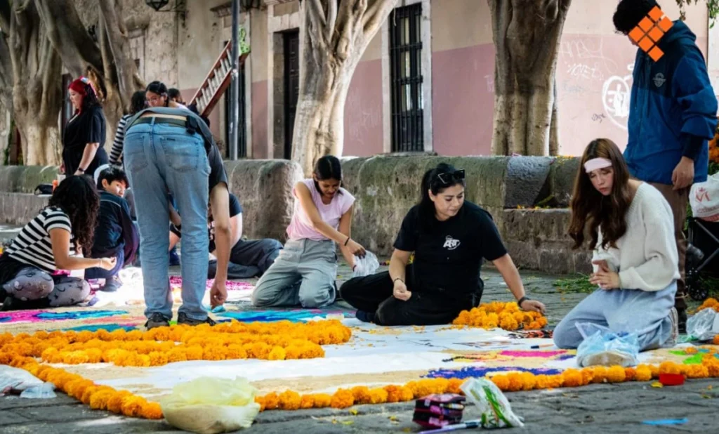 Con altares y tapetes tradicionales, Morelia vive el Día de Muertos