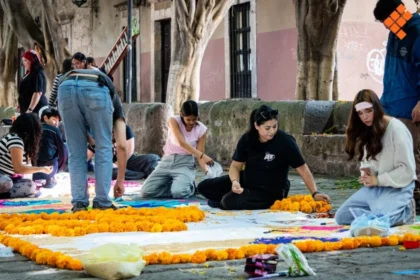 Con altares y tapetes tradicionales, Morelia vive el Día de Muertos